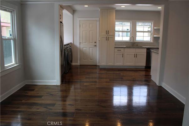 Interior, Recessed Lighting, Washer, Wood Texture Flooring