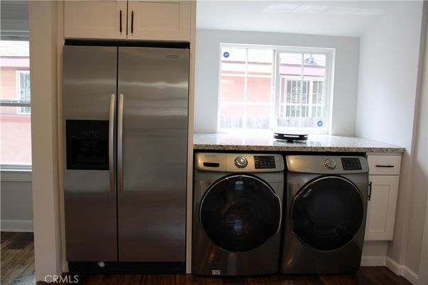 Interior, Stainless Steel Appliances, Washer, Wood Texture Flooring