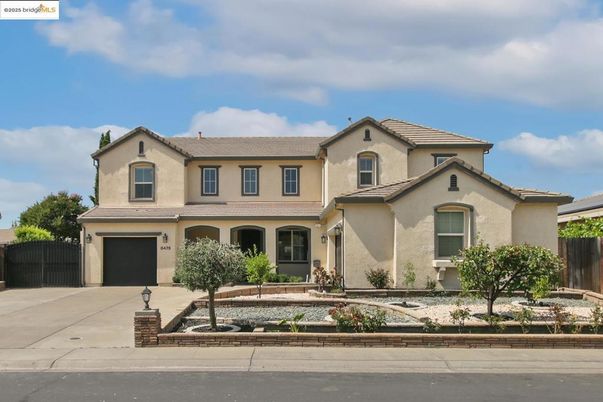 Attached, Exterior, Facade, Mediterranean