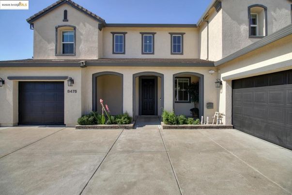Attached, Exterior, Facade, Mediterranean