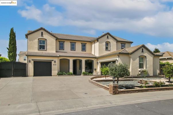 Attached, Exterior, Facade, Mediterranean