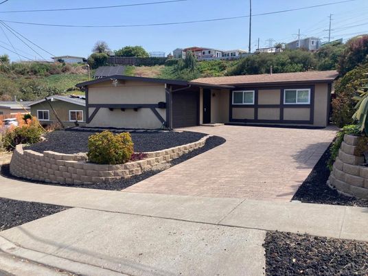 Attached, Exterior, Facade, Ranch
