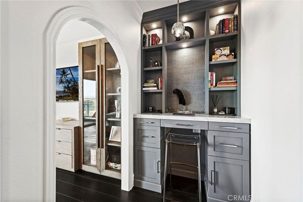 Home Office, Interior