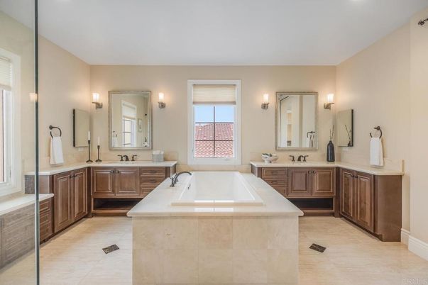 Bathroom, Dual Sink Vanities, Interior, Recessed Lighting