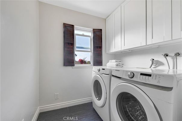 Interior, Washer, Wood Texture Flooring