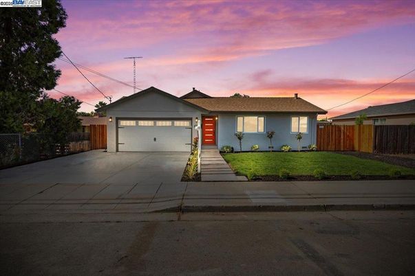 Attached, Exterior, Facade, Ranch