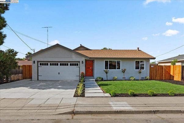 Attached, Exterior, Facade, Ranch