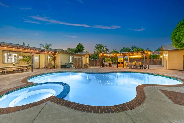 Exterior, Pool