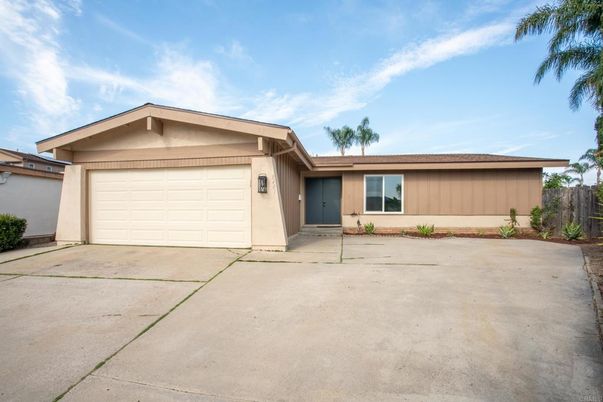 Attached, Exterior, Facade, Ranch