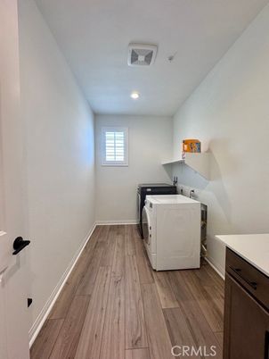 Interior, Recessed Lighting, Washer, Wood Texture Flooring