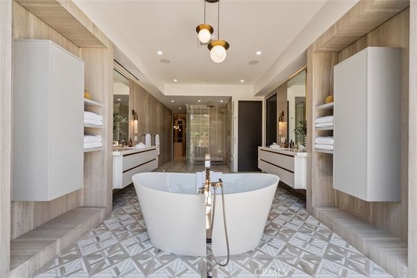 Bathroom, Free Standing Baths, Glass Shower, Interior, Pendant Lights, Recessed Lighting
