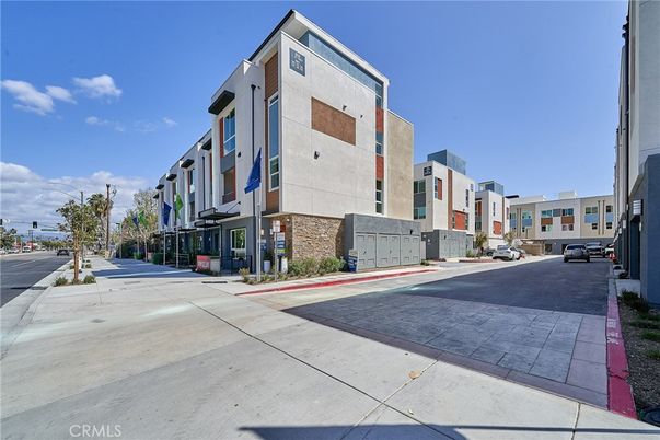 Exterior, Facade, Modern