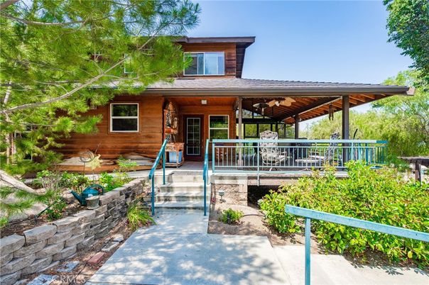 Exterior, Facade, Log Home