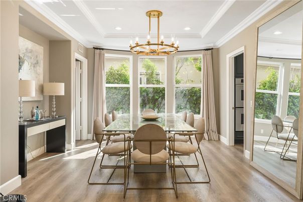 Chandelier, Dining room, Interior, Recessed Lighting, Wood Texture Flooring