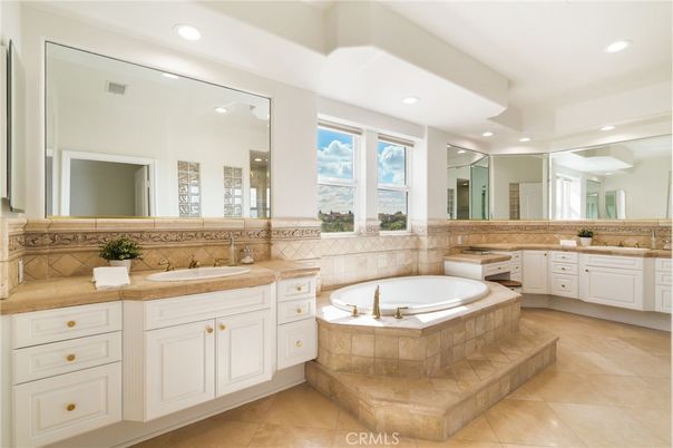 Bathroom, Dual Sink Vanities, Interior, Recessed Lighting