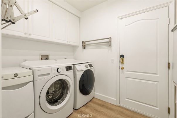 Interior, Washer, Wood Texture Flooring