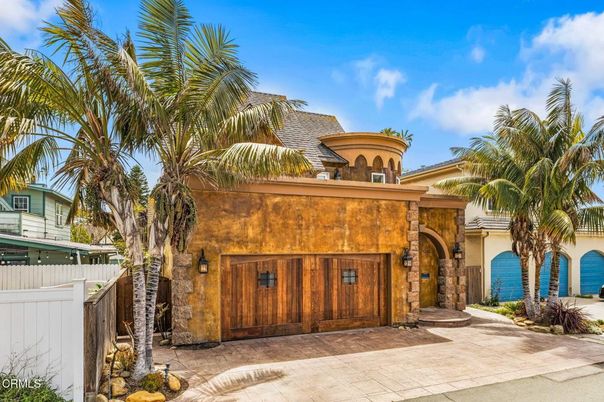 Attached, Exterior, Facade, Mediterranean