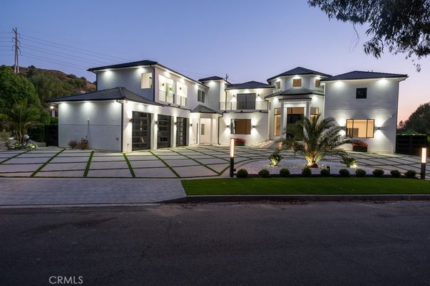 Exterior, Facade, Modern