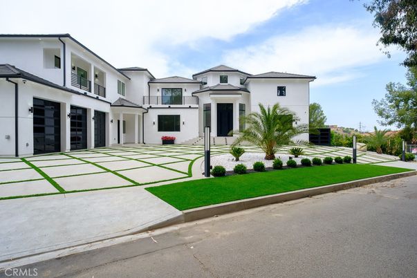Attached, Exterior, Facade, Farmhouse
