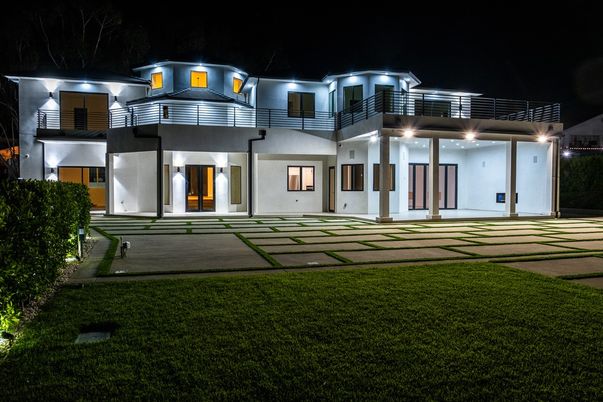 Backyard, Exterior, Facade, Modern