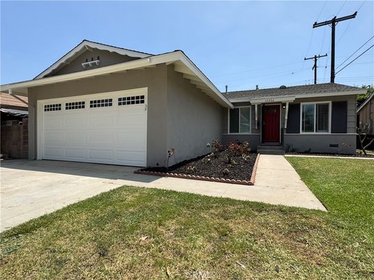 Attached, Exterior, Facade, American Craftsman