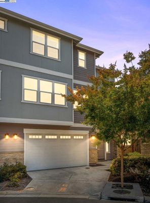 Attached, Exterior, Facade, Modern