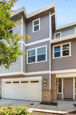 Attached, Exterior, Facade, Rowhouse