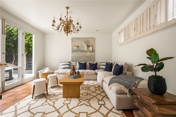Chandelier, Interior, Living room