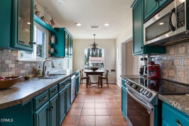 Chandelier, Dining room, Interior, Kitchen, Recessed Lighting, Stainless Steel Appliances