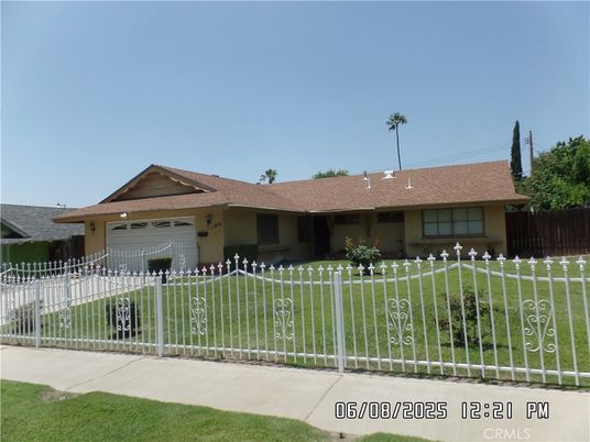 Attached, Exterior, Facade, Ranch