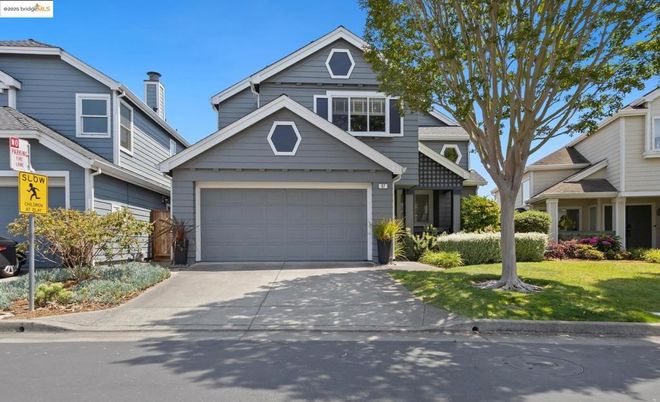Attached, Exterior, Facade, American Craftsman