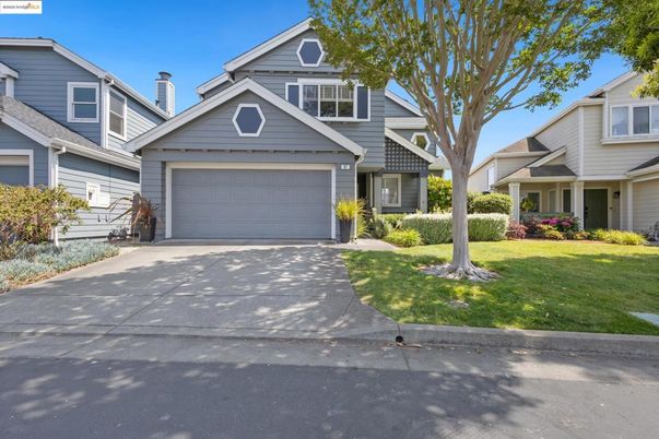 Attached, Exterior, Facade, American Craftsman