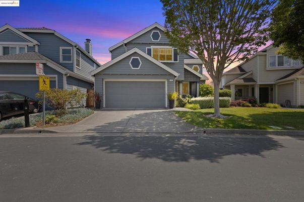 Attached, Exterior, Facade, American Craftsman