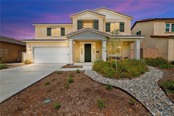 Attached, Exterior, Facade, Mediterranean