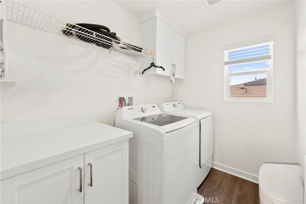 Interior, Washer, Wood Texture Flooring