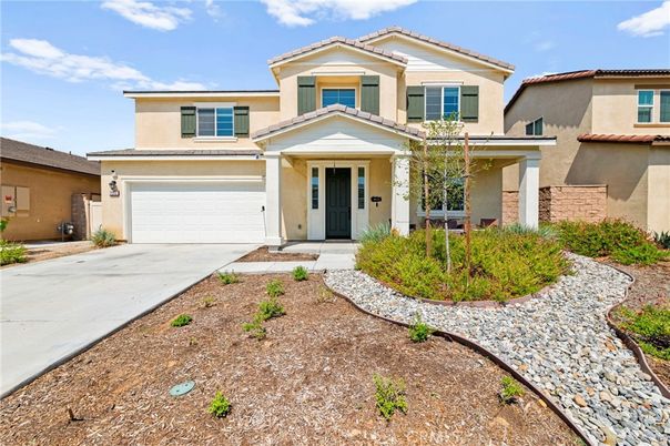 Attached, Exterior, Facade, Mediterranean