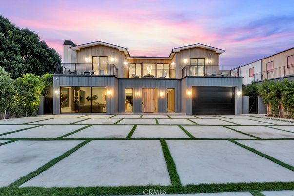 Attached, Backyard, Exterior, Facade, Modern