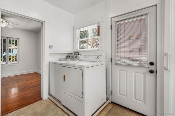 Interior, Washer, Wood Texture Flooring