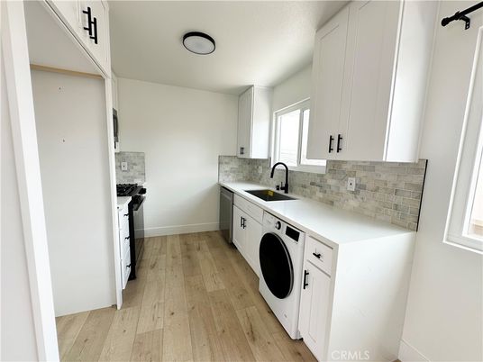 Interior, Washer, Wood Texture Flooring