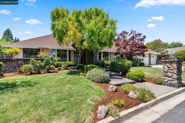 Backyard, Exterior, Facade, Ranch