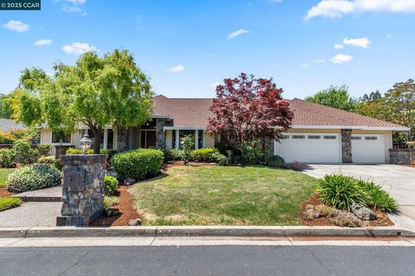 Attached, Exterior, Facade, Ranch