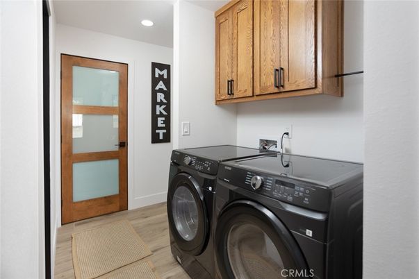 Interior, Recessed Lighting, Washer, Wood Texture Flooring