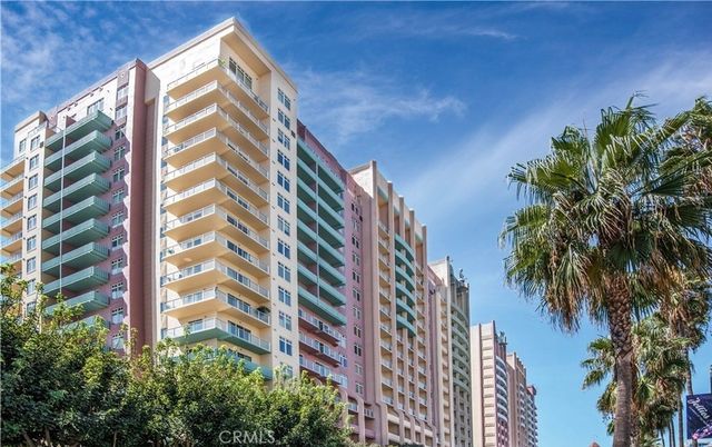 Exterior, Facade, Condo Building