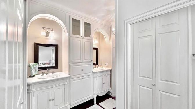 Bathroom, Dual Sink Vanities, Interior