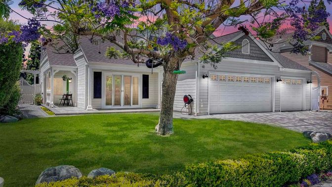 Attached, Exterior, Facade, Ranch