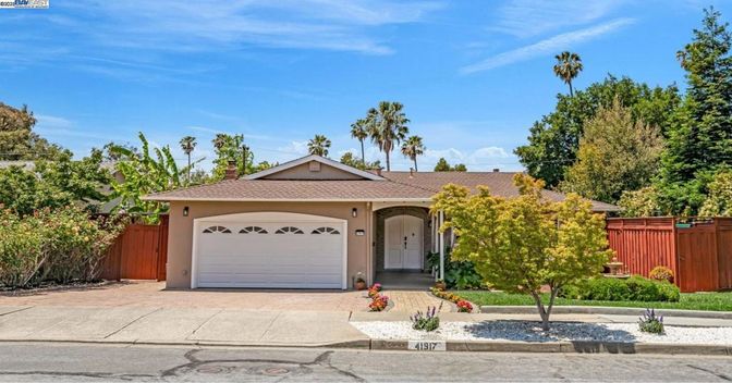 Attached, Exterior, Facade, Ranch
