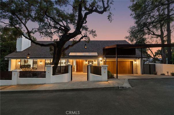 Exterior, Facade, Ranch