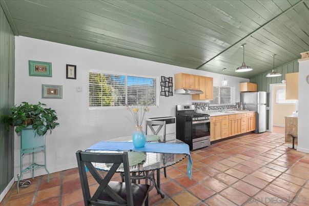 Dining room, Interior, Kitchen, Pendant Lights, Stainless Steel Appliances