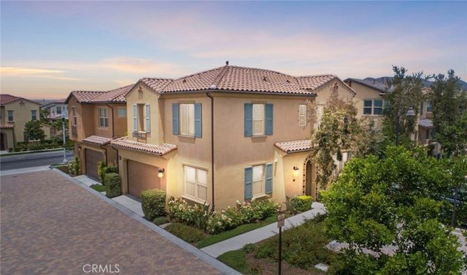 Attached, Exterior, Facade, Mediterranean