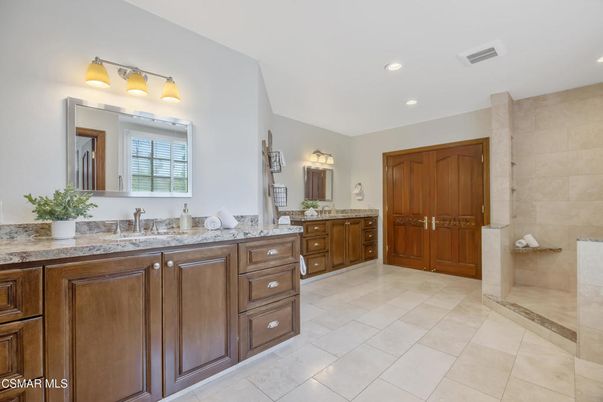 Bathroom, Dual Sink Vanities, Interior, Recessed Lighting